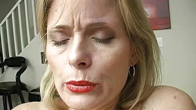 Belle ragazze leccare vorrei vedere un porno L. con labbra carnose