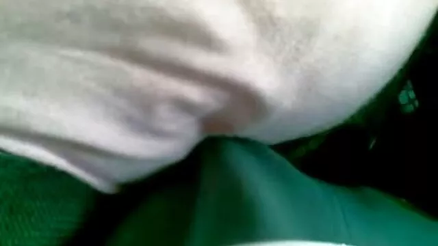 Una bionda d'amore, sdraiata sulla sabbia e accarezzando la sua L. con un vorrei vedere un film porno gratis falso