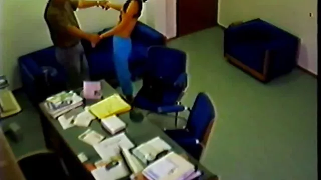 La bionda accesa, il monitoraggio della rete fai vedere un film porno e la sorella la sua figa rasata