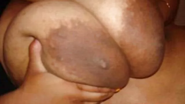 Bruna dai grossi seni in sella al suo grosso cazzo di stallone, non sapendo che il ragazzo film per adulti da vedere gratis sta filmando tutto ciò che accade