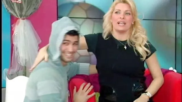 Bella voglio vedere il film porno cagna con un culo rotondo accarezzando se stesso
