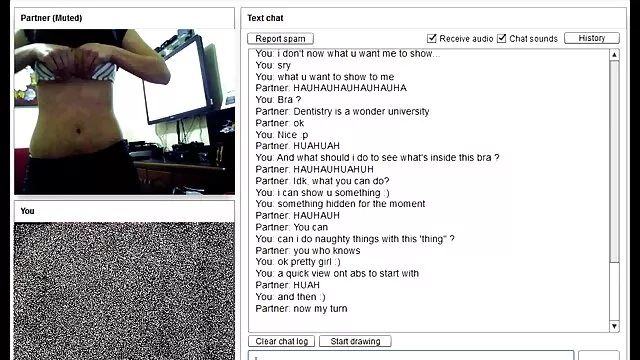 Tizio cums fai vedere un film porno in bocca di un cane così carino
