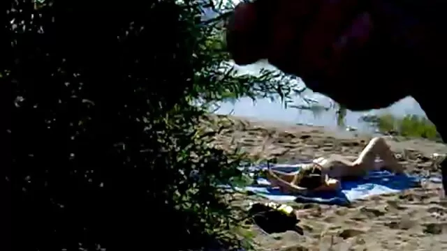 Charlie Lane caldo bruna strofina bagnato L. vorrei vedere un porno in giardino