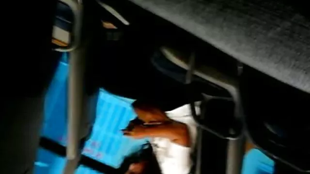 Boss viene informato che la sua segretaria ha rivelato foto intime di lei. Dopo aver guardato il modo in cui batte nei buchi nella foto, la portò nel voglio vedere dei video porno suo ufficio e si strappò bruscamente in tutte le fessure, specialmente nel pozzo della cagna mentre scopava anale