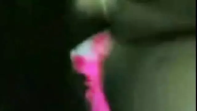 Ragazza voglio vedere un film di porno si masturba sulla macchina fotografica