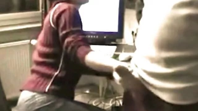 Un vedere video hard giovane studente, accarezzando il suo L. nella vasca da bagno con un'anatra di gomma