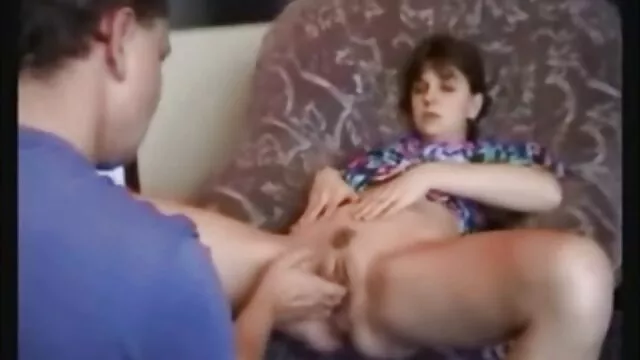 Gentle carino gay teen un film porno da vedere equitazione su un swing e deciso a leccare micio