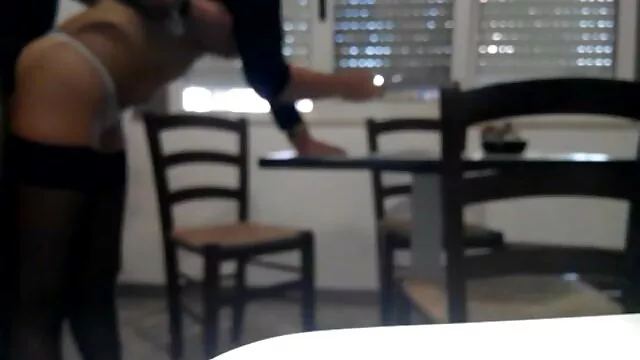 Uno studente in ufficio per ottenere il credito con la sua fa vedere le tette a scuola figa, poi ha visto un uomo lì. Lui è solo un bidello, ma la ragazza voleva fare sesso così tanto che ha deciso di parenti per ragazzo
