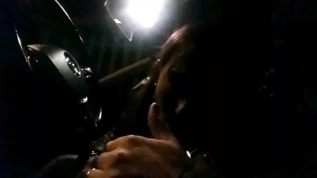 Un uomo maturo mi fai vedere il film porno e bello scopa una giovane bruna in una stretta anale