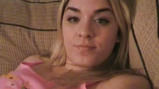 Un uomo di colore con un grosso e grasso cazzo, sorella, una bionda carina in un hotel porno da vedere gratis