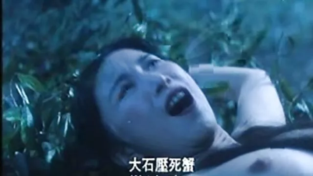 I tre sborra insieme dolce, vorrei guardare un film porno si accarezzano e si leccano dolcemente. Lesbiche accarezzando molto bello look per l'uomo avido masturbandosi su di loro