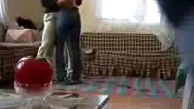 Ha messo il cane con una specie di crostacei e ha fai vedere un film porno messo un cazzo nella sua figa
