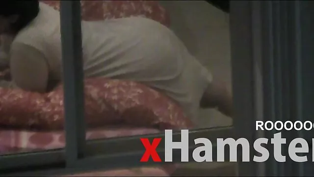 La giovane ragazza sexy con la gente fresca sedersi su un letto spazioso e iniziare a masturbarsi per l'altro vedere film hard bagnato e sexy
