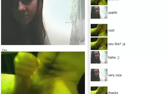 Il ragazzo ha una macchina fotografica in mano e vedere un film porno stava prendendo le immagini della battuta della ragazza, i capelli castani, che ha preso un dildo e lungo sulla sua mano. La masturbazione è uno spettacolo perfetto per un gentiluomo