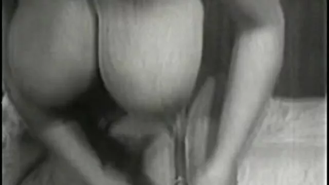 Un grasso, rosso-testa slut in una maschera vedere un film porno con due uomini