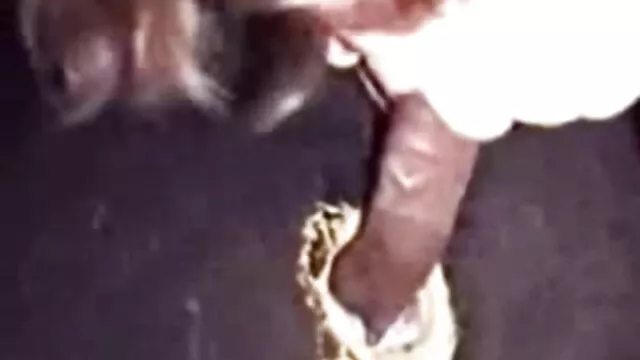 Ragazza russa deve sacrificarsi per un video porno da vedere subito gratis toro instancabilmente sul divano