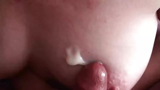 I due di mi fai vedere qualche film porno voi stanno aspettando l'apparizione di un ragazzo con un cazzo, la gente comune li farà oscillare sulle altalene e li scoperà allo stesso tempo. Uno di loro è gay, l'altro tocca i testicoli e aspetta dietro le quinte