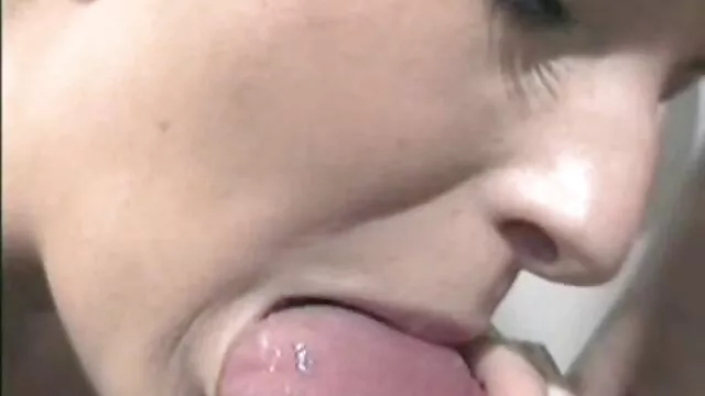 Una bionda viene filmata nell'hotel e invita il cliente vorrei vedere un porno gratis nella stanza