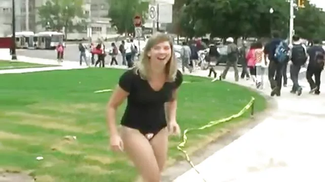 Cagna fai vedere un film porno mette un bicchiere sotto una gomma nera e prendendo il suo sperma