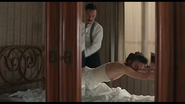 Due bionde sexy ed emotive, si sono incontrate in una discoteca, insieme in un'accogliente camera film porno da vedere da letto, dove la ragazza ha stordito l'un l'altro il dolce tormento l'un l'altro dalla lama voyeur