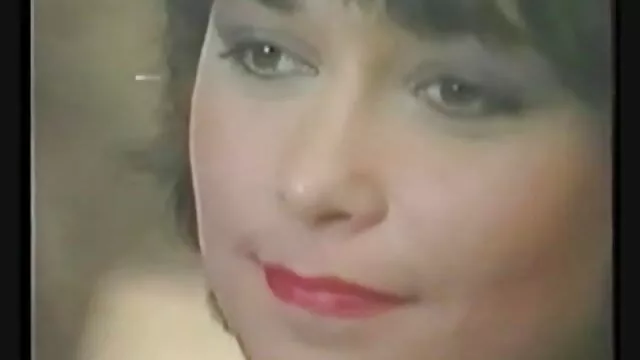 Masha Ryabushkina accarezzando il suo per vedere un film porno L. sul divano