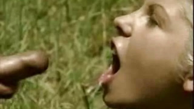 Una bionda sexy succhia un voglio guardare un porno cazzo per un frigorifero di riparazione, e la sorella con lui